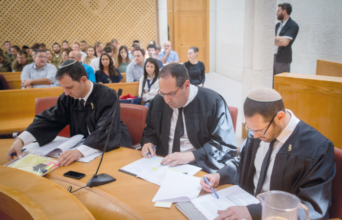 Les avocats discutent dans la salle d’audience.
Photo by Yonatan Sindel/Flash90