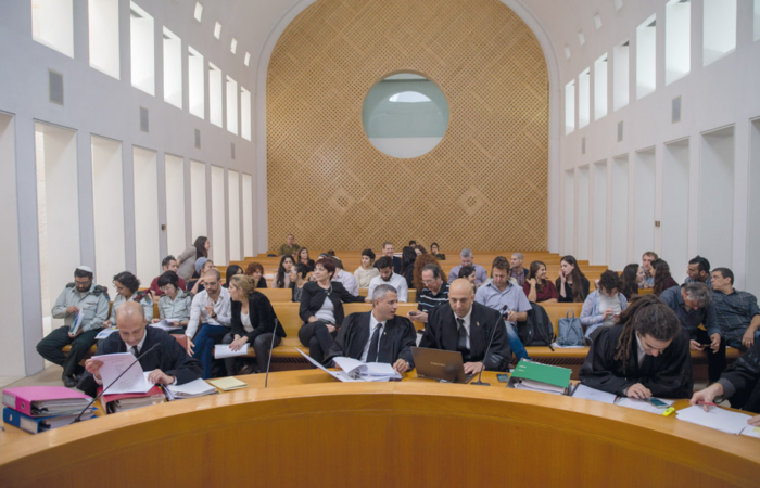 Les avocats au travail et l’auditoire dans la salle d'audience pendant 
un procès.
Photo by Yonatan Sindel/Flash90