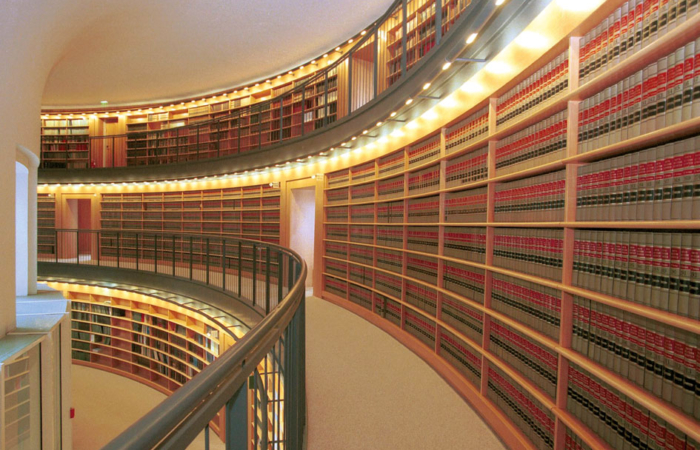 La bibliothèque  de jurisprudence
La bibliothèque  de jurisprudence, construite  sur 3 niveaux  est accessible au public. 
Occupant le milieu du bâtiment, où cardo et decumanus se croisent,  elle veut souligner la centralité du livre dans la tradition juive.
