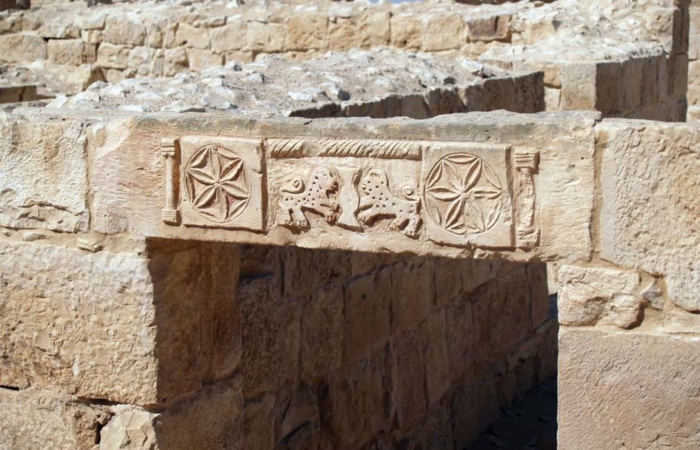 3. Un accès secondaire au complexe monastique était assuré par un petit escalier et une porte sur le côté sud de l’acropole. Le linteau de la porte est orné de ce bel exemple de l’art byzantin tardif : des lions, des roses et des colonnes.