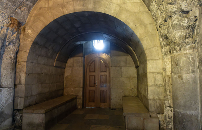 Dans la chapelle d'Adam, ces deux bancs de pierre sont à l'emplacement des cénotaphes de Godefroy de Bouillon (à gauche) et Baudoin Ier (à droite). Aucun signe pour le mentionner dans cette chapelle propriété de l'Eglise grecque-orthodoxe ©MAB/CTS 
