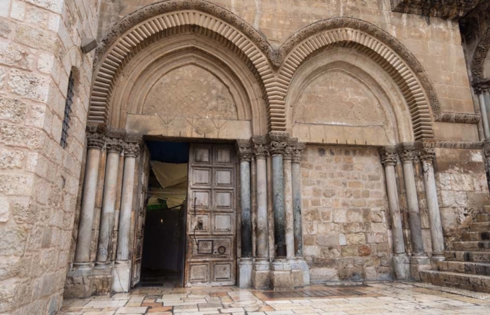 Durant toute la durée des travaux à l'entrée de la basilique, un seul battant de la porte sera ouvert pour le passage des visiteurs ©MAB/CTS