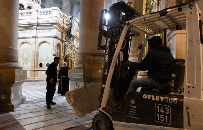 11 janvier, les tracteurs déplacent les pierres du pavement actuel une à une et les emportent pour nettoyage aux équipes de restaurateurs dont l'atelier est installé dans la galerie supérieur des franciscains (qu'elles rejoignent grâce au monte charge). ©MAB/CTS