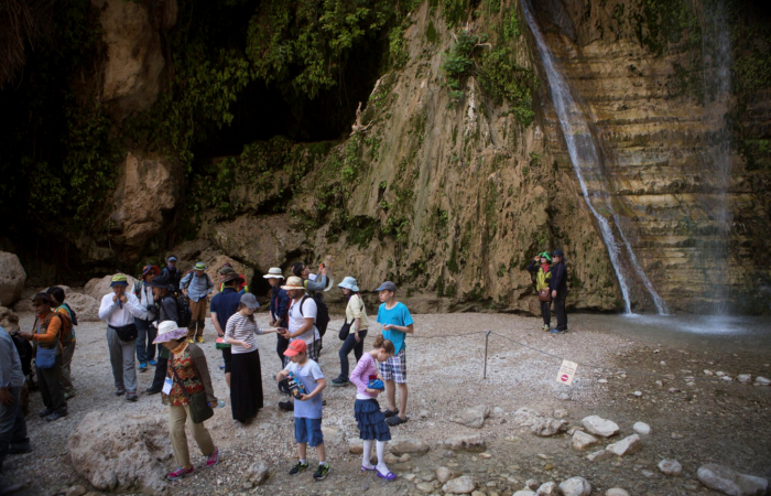 Après une rude montée, c’est la fraîcheur de la cascade qui s’offre aux pèlerins.