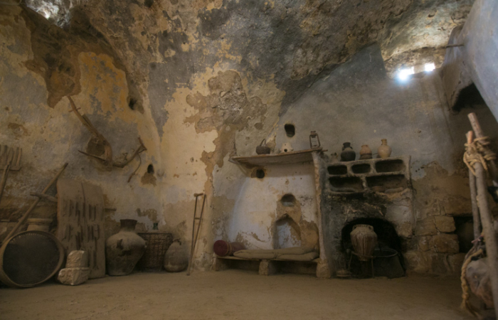 Les travaux des nuits et des jours : dans la pièce sont abrités  les instruments agricoles,  le traîneau à battre,  les tamis, jarres et râteaux ;  une banquette sert de rangement pour les nattes, coussins et couvertures ;  la cuisine est un simple foyer