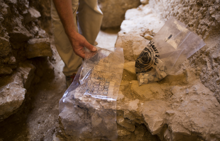 Face au risque de disparition des mosaïques byzantines 
les archéologues procèdent à des relevés très précis.