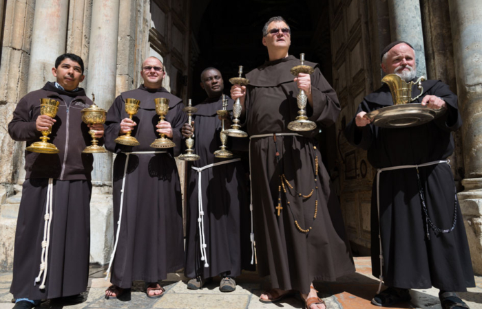 Après avoir servi pour une messe pontificale, l’orfèvrerie royale française des XVIe et XVIIe siècles quitte le Saint-Sépulcre pour rejoindre le Trésor.