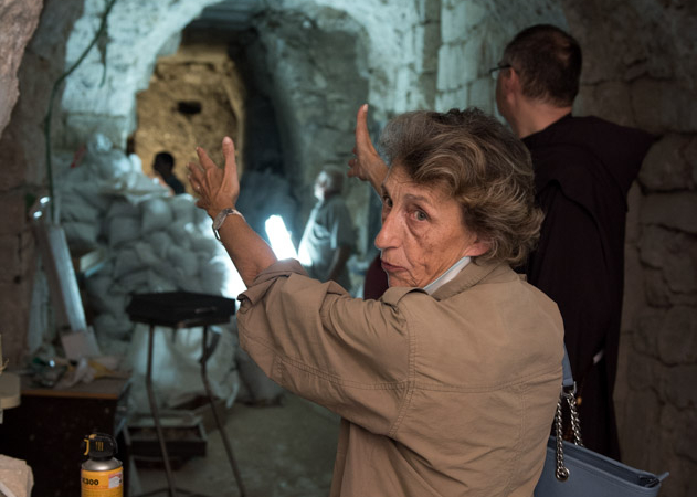 Mme Béatrix Saule, directrice conservatrice générale honoraire du château de Versailles visite le chantier du musée qu’elle concourt à créer pour le service de la custodie de Terre Sainte.