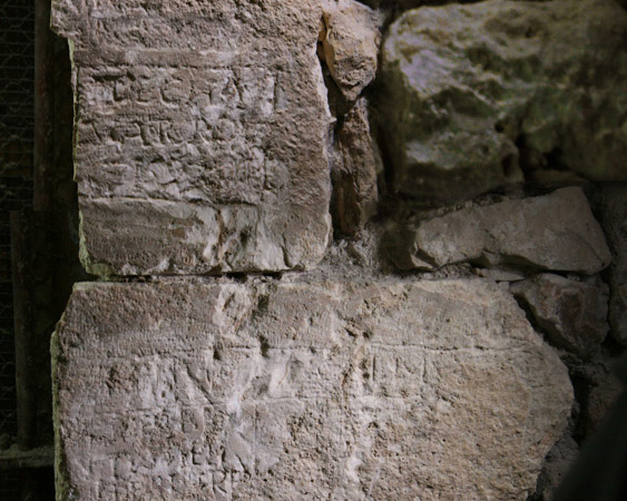 Il fallait avoir déjà quelque expérience pour déchiffrer les graffitis gravés dans la pierre tous n’étant pas de même qualité.