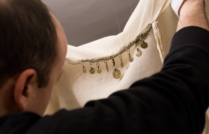 Ce voile vous dit quelque chose ? Dans un état de conservation remarquable, c'est celui que porte la Bethléemite sur le tableau de Jean-Louis Baille (voir p. 17). George possède tous les vêtements représentés, de la robe au chapeau en passant par la veste.