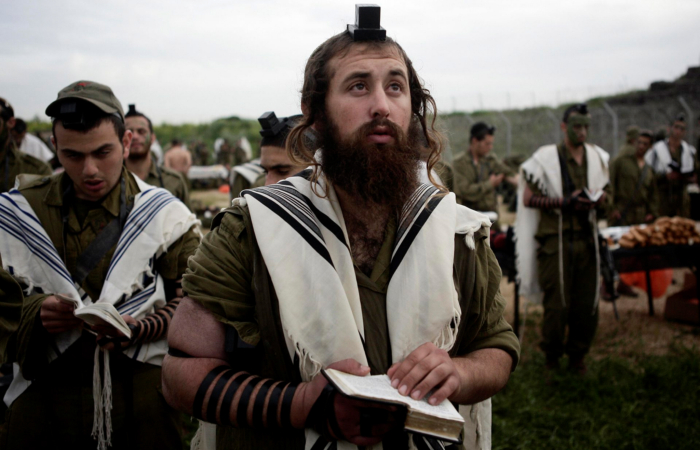 L’autre a choisi de s’enrôler dans une unité combattante ultra-orthodoxe, appelée 
Nahal haredi, la brigade haredi.