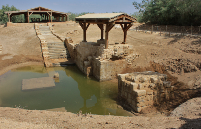 Depuis la rive israélienne, les pèlerins peuvent voir, côté, jordanien de nombreuses églises récentes. C’est de ce côté en effet que les récits antiques de pèlerins et aujourd’hui les archéologues situent le lieu du baptême, plus en profondeur dans les terres jordaniennes.  On y trouve en effet des ruines byzantines fouillées après la signature du traité de paix israélo-jordanien de 1994.  Cette découverte est due au frère franciscain Michele Piccirillo qui en avait obtenu du prince Ghazi bin Muhammad d’entrer sous protection militaire dans cette zone frontalière. C’est ce site jordanien qu’ont d’ailleurs visité  les papes, saint Jean-Paul II en 2000,  Benoît XVI en 2009 et François en 2014. Mais depuis l’Antiquité le Jourdain a modifié son cours dans ces terres sablonneuses  se déplaçant vers l’ouest.