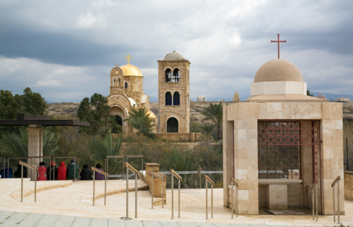 Les franciscains, gardiens des lieux saints pour l’Église catholique, possèdent deux chapelles au lieu du baptême. L’une était située au moment de sa construction (en 1956) au bord de l’eau. Elle marque l’emplacement du Lieu saint. Sur la photo à gauche c’est la chapelle au premier plan.  Tandis que l’autre, plus grande est le lieu de culte.  La liturgie distinguant l’un de l’autre. La première avait été déminée dès les années 2000. La seconde (ci-contre), construite en 1935, mais en partie détruite par un tremblement de terre en 1956 et rebâtie la même année, vient tout juste de l’être. La custodie envisage de la restaurer et de la rendre au culte.