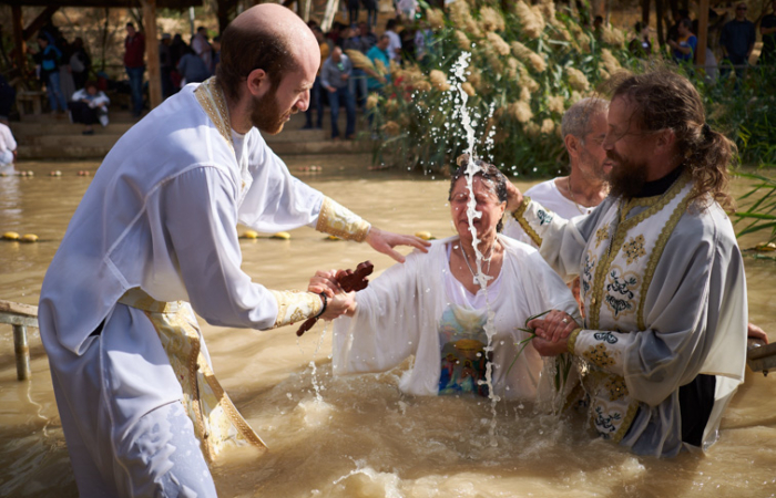 Chaque année, c’est en janvier que les différentes confessions chrétiennes se succèdent à Qasr al Yahoud pour commémorer  le baptême du Christ.  Les chrétiens les plus téméraires, le plus souvent orientaux et slaves, en profitent pour renouveler les promesses de leur baptême par une immersion complète dans des eaux plutôt froides à cette époque de l’année. Mais c’est dorénavant tout au long de l’année que les chrétiens se rendent sur les bords du Jourdain pour se souvenir du baptême  du Seigneur et du leur.