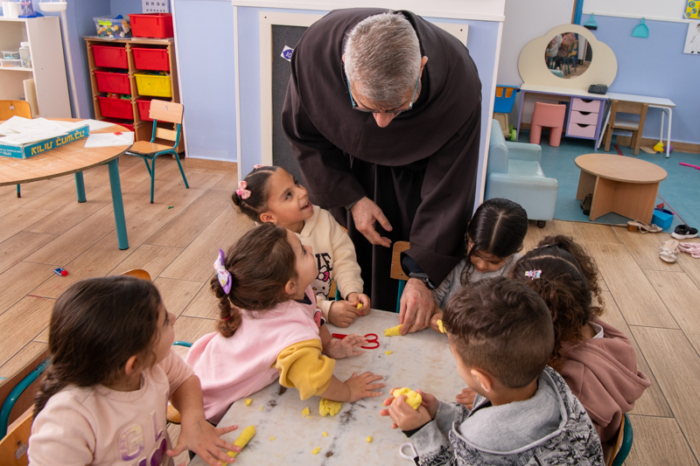 Le frère Badie Elias en visite au jardin d'enfant de l'ecole d'Acre qui acceuille les élèves jusqu'à la 12e, l'équivalent de la Terminale en France. ©Silvia Giuliano