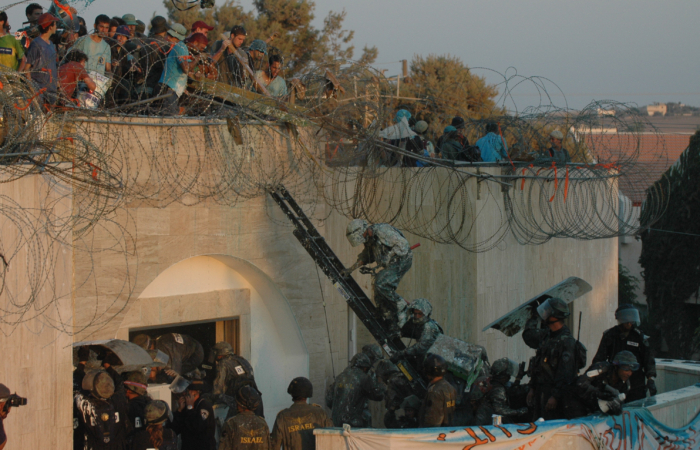 Des colons juifs s'opposent à l'évacuation de leurs maisons dans la colonie juive de Kfar Darom dans le Gush Katif, le 18 août 2005 ©Flash90.