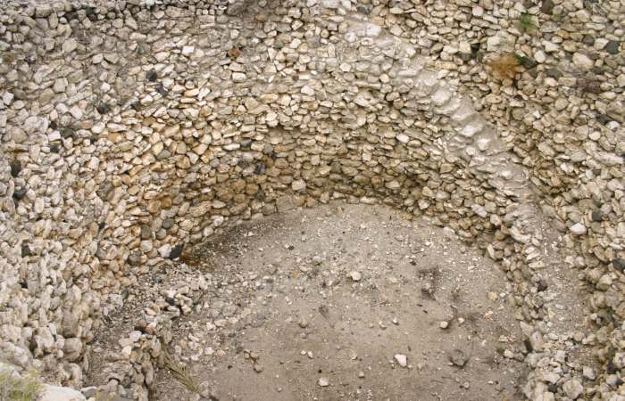 Les parois de ce grand puits ne sont pas enduites, ce n’est donc pas une citerne, mais un silo, où l’on engrangeait les céréales récoltées dans la plaine.©Stanislao Lee/SBF