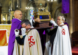 Père Cariot : “Nous avons la seule relique textile du Christ vivant”