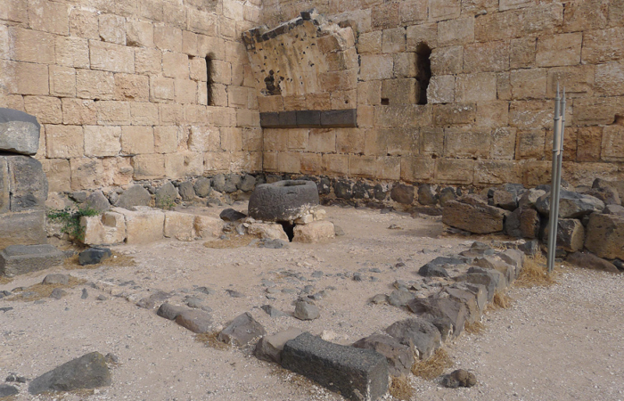 L'immense salle est divisée en plusieurs pièces qui possèdent chacune un accès à la cour où est creusée une citerne. © Mission Archéologique Belvoir