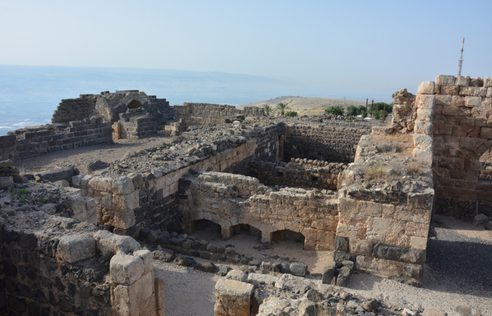 À l’est une salle, probablement réservée au raffinage de sucre, se caractérise par trois fours alignés.  © Mission Archéologique Belvoir