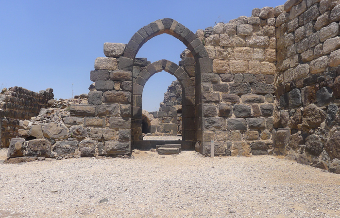 La tour-porte du réduit intérieur L’analyse des espaces réservés à l’étage, montre que la chapelle se situait à l’ouest, au-dessus de la tour-porte et perpendiculairement à la salle «sans fin». © Mission Archéologique Belvoir