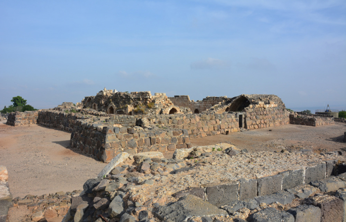 Lorsque les hospitaliers entreprennent la construction du château, ils commencent par élever le réduit intérieur, ici vu du sud-est. © Mission Archéologique Belvoir