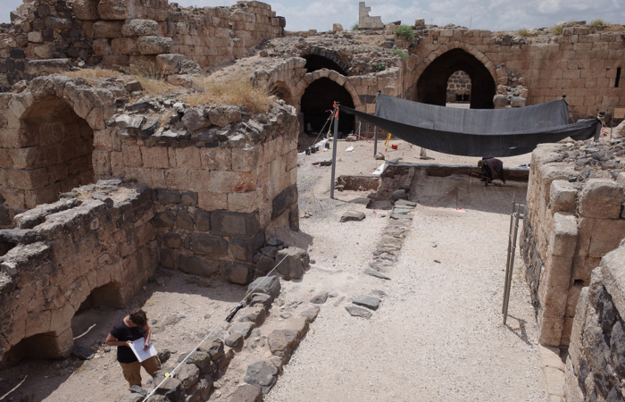 Les fouilles menées à l’intérieur de la cour ont permis de repérer un premier bâtiment antérieur au château. © Mission Archéologique Belvoir