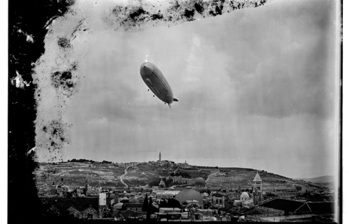 A l'horizon le mont  des Oliviers.  Au premier plan le dôme gris est celui de la basilique  du Saint-Sépulcre.© Congres americain 