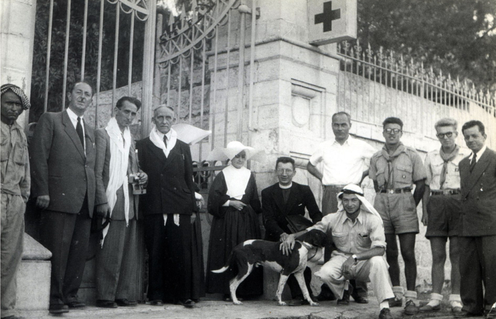 Deux photos de Massignon  à Bethléem en août 1949, le prêtre en soutane est l’abbé Rodhain, fondateur et directeur  du Secours catholique.© Photos collection Massignon