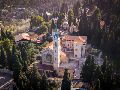 Sous le manteau protecteur de la Vierge à Aïn Karem