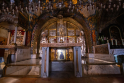 Jésus de la grotte au tombeau