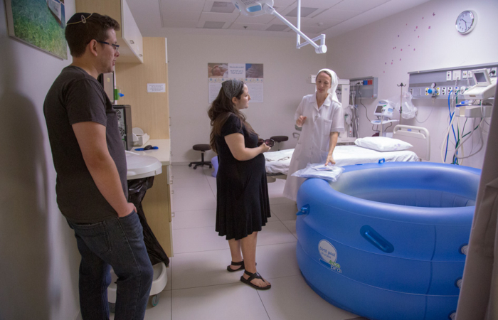 Un couple juif découvre la piscine d'accouchement avec Sr Valentina. 