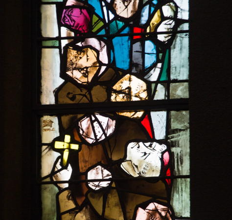 4 vitraux dans le chœur représentent les martyrs franciscains. Auteur Max Ingrand (1908 -1969). 