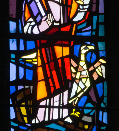 Dans le tambour de la coupole, une série de 16 vitraux signés de Yoki Aebischer (1922-2012). Ici les saints apôtres Jean et André.