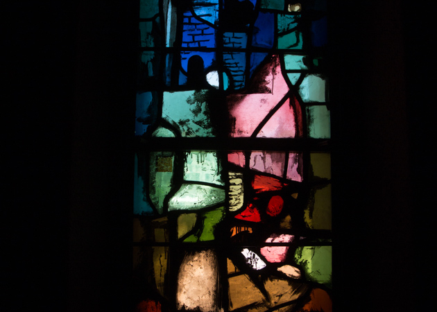 De chaque côté de la nef, Max Ingrand (1908-1969) 
a réalisé une série de 32 vitraux figurant de manière libre les litanies de la Vierge.