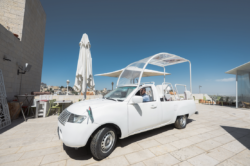 La Papamobile transformée en clinique mobile pour les enfants de Gaza