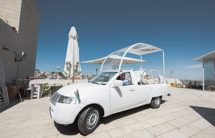 La Papamobile transformée en clinique mobile pour les enfants de Gaza