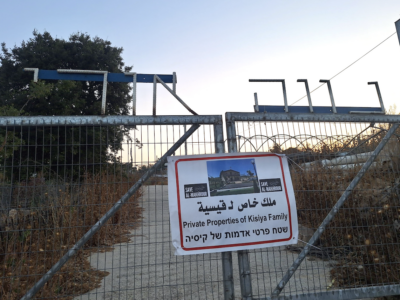 À Al-Makhrour, une famille chrétienne fait partir les colons de ses terres