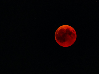 Les musulmans en prière pour la lune rouge
