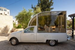 Transformée en clinique, la papamobile de Bethléem pas encore autorisée à Gaza