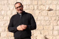 Le curé de Taybeh, parmi les 12 personnes les plus influentes d’Asie en 2025, sera en France en janvier