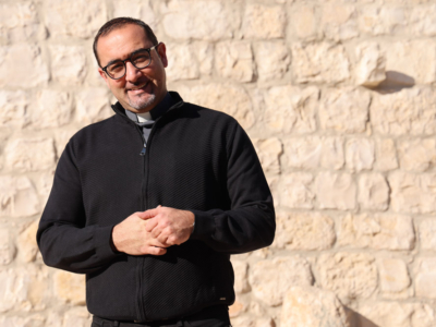 Le curé de Taybeh, parmi les 12 personnes les plus influentes d’Asie en 2025, sera en France en janvier