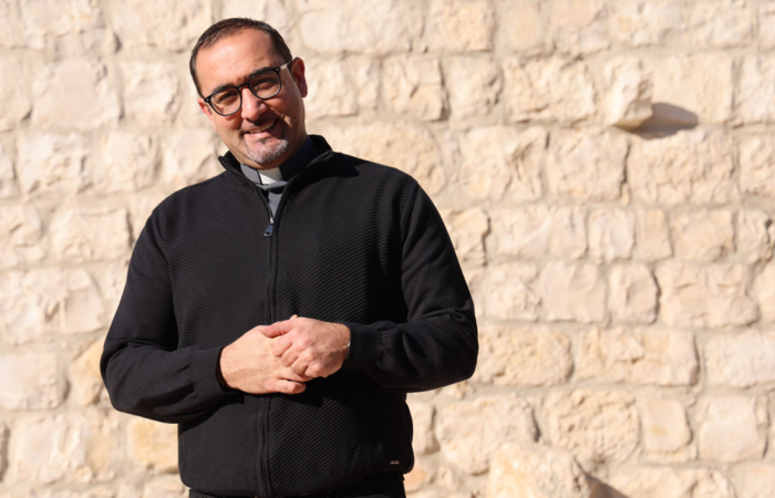 Le curé de Taybeh, parmi les 12 personnes les plus influentes d’Asie en 2025, sera en France en janvier