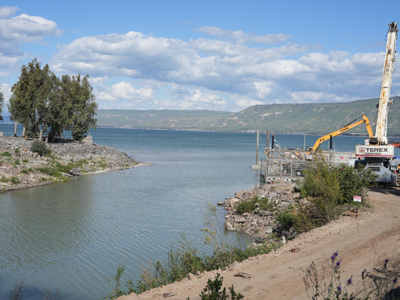 La mer de Galilée prend l’eau… et c’est un exploit