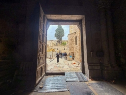 Les portes du Saint-Sépulcre sont sorties de leurs gonds!