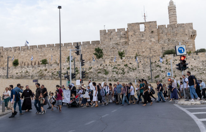 À Jérusalem, des croyants marchent pour une autre ville