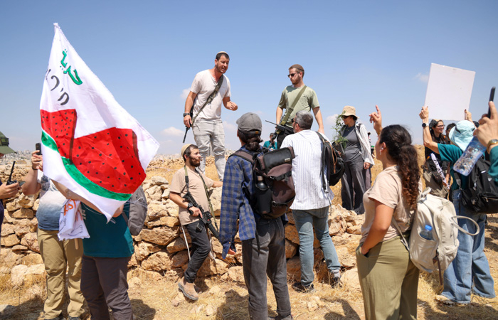 Des activistes israéliens font face aux colons sur les terres de Beit Sahour